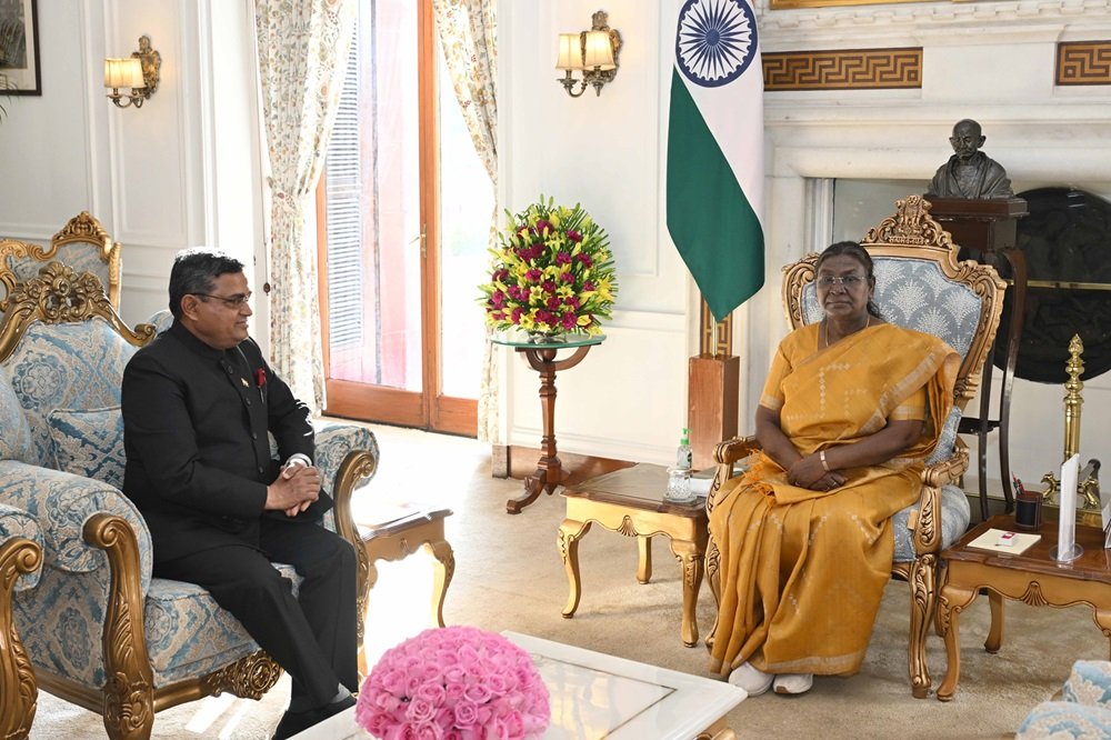 Ambassador of India-designate to the  Republic of Belarus Shri Ashok Kumar called on Hon'ble Rashtrapati ji and received the Credential Documents